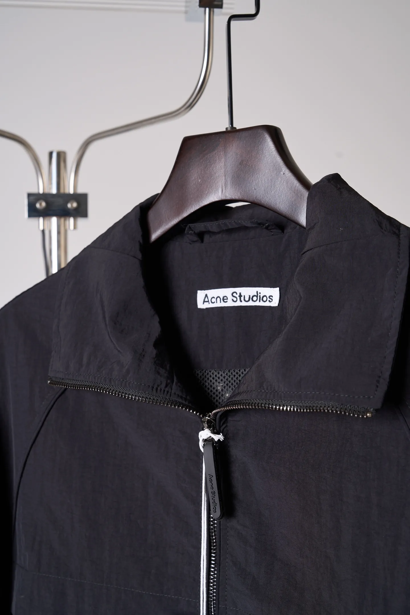[Real auction] Acne Studios lapel short jacket [In Stock] 32 34 36 The fabric is made of 100% nylon (nylon/polyamide fiber) 75D high-density wrinkled nylon. The fabric has been permanently pressed and shaped by high temperature, and washed with high-pressure wrinkles at the factory to form its own irregular texture, permanently retaining the wrinkled texture, which will not disappear after washing. Matte matte coating removes the plastic glossy surface of nylon itself to create a low-key matte paper feel. Three-proof micro-coating, weak waterproof, anti-fouling, anti-static treatment, not easy to get dust. The interior is made of full-width mesh Breathable nylon lining, which reduces the stickiness of the nylon fabric to the body, improves air circulation, prevents sweating from sticking to the skin, and the zipper does not rub against the skin. The version adopts the raglan split topstitching process, and the front and rear panels are divided diagonally to expose even stitching. The three-dimensional dropped shoulders are loose and the fit is increased to increase the margin of movement. The back neckline is three-dimensional and high-density computer embroidered, and the embroidery lines are dense and not prickly. Customized all-metal matte nylon zipper, Genuine Leather embossed brand letters on the zipper leather tab, zipper tape with same color nylon fit to the body, double-locked reinforcement on both sides of the zipper to prevent pulling and tearing.